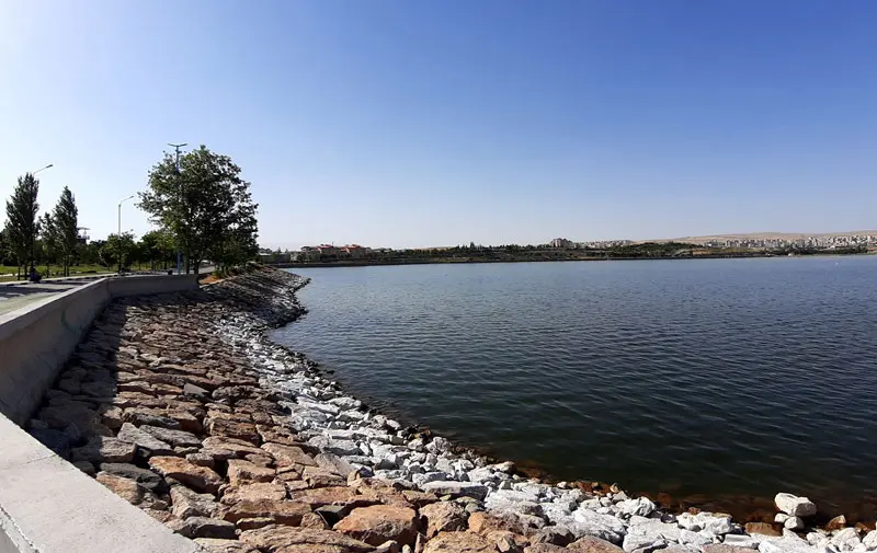 ساحل سنگی دریاچه شورابیل از نمای کنار