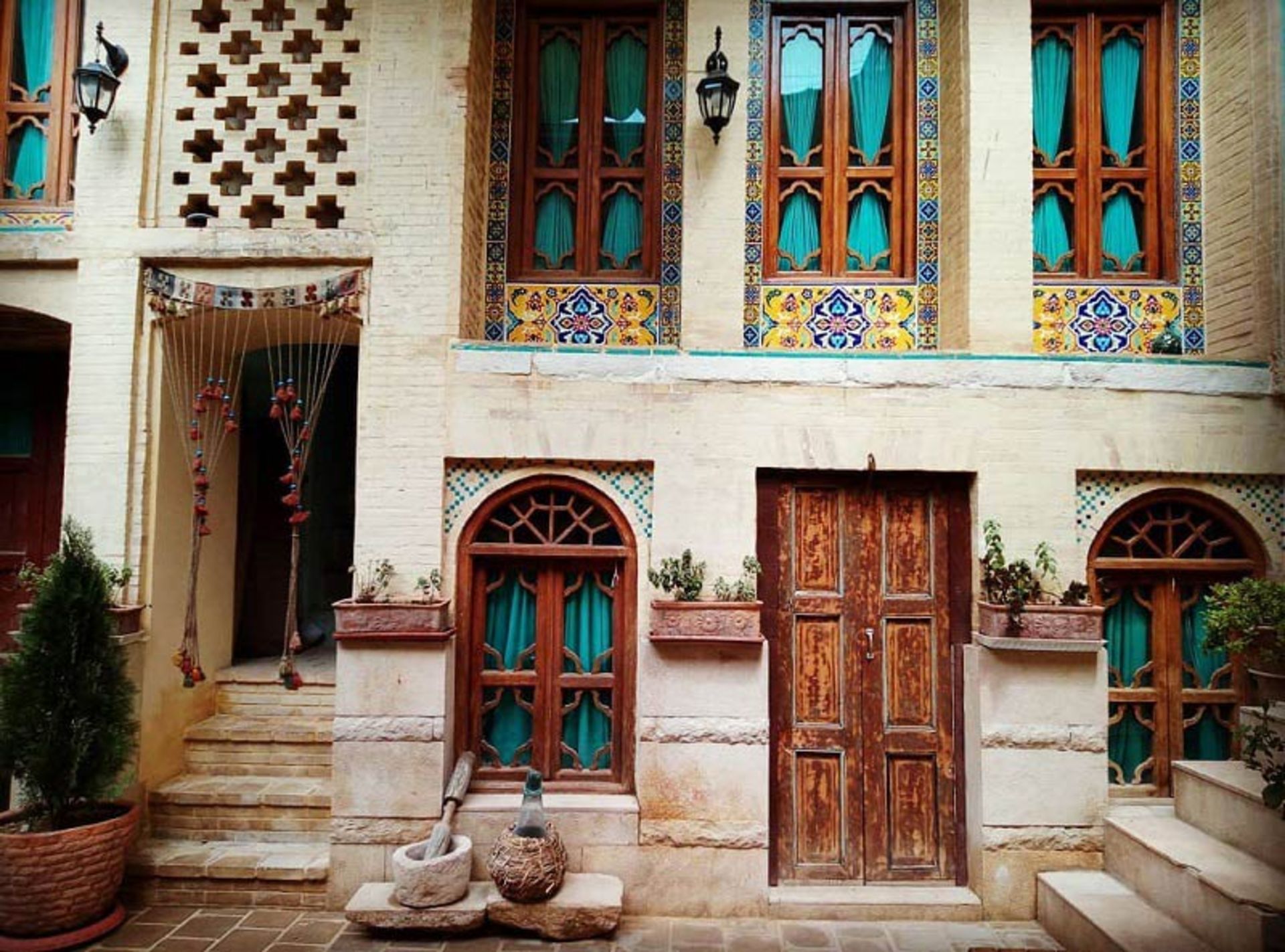 بومگردی لوتوس شیراز