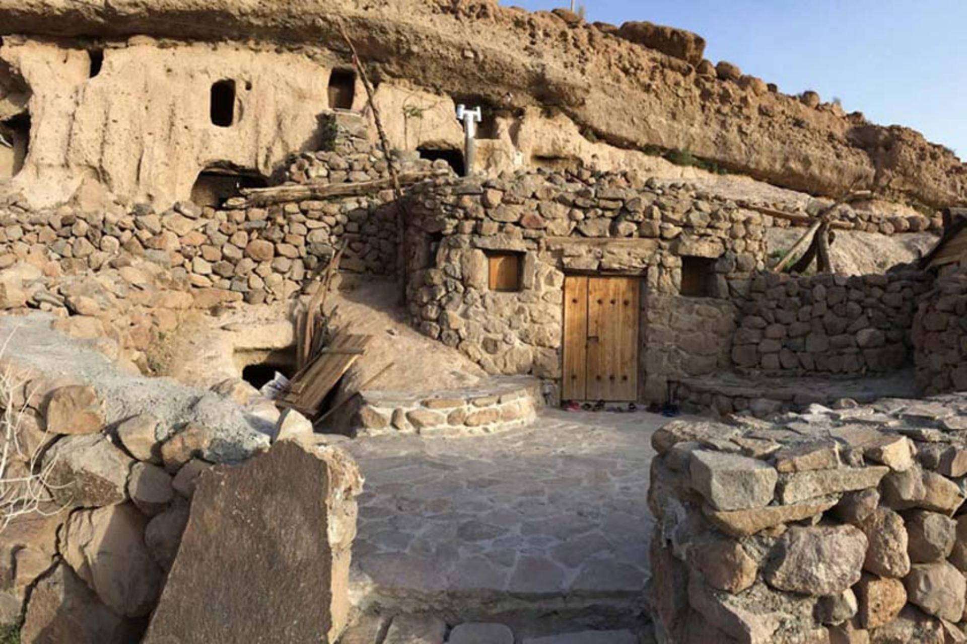 خانه‌های روستای صخره ای میمند