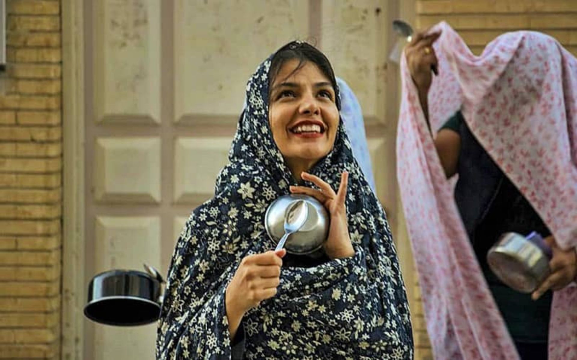 دختری با چادر رنگی در مراسم قاشق زنی چهارشنبه سوری