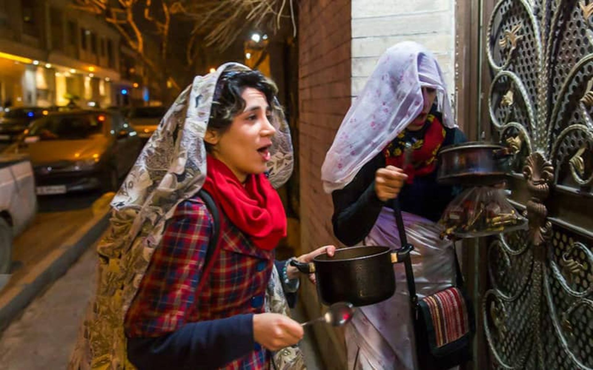 دو دختر در مراسم قاشق زنی چهارشنبه سوری