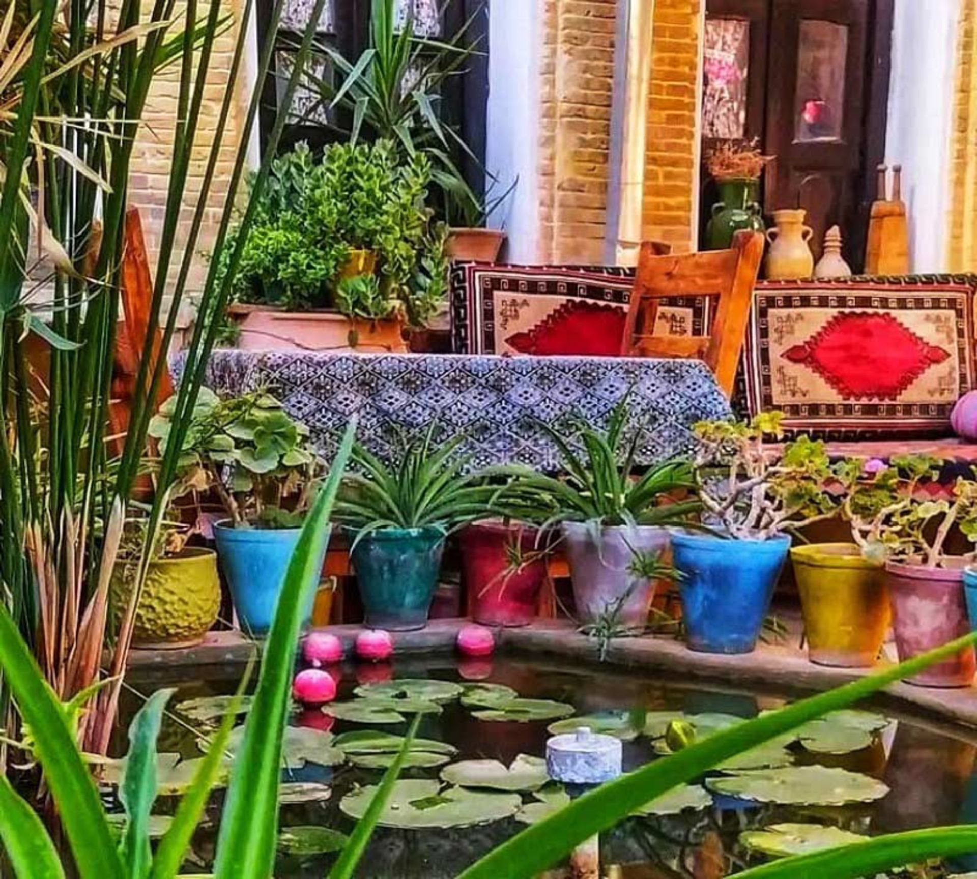 حیاط و حوض اقامتگاه بومگردی ترنجستان شیراز