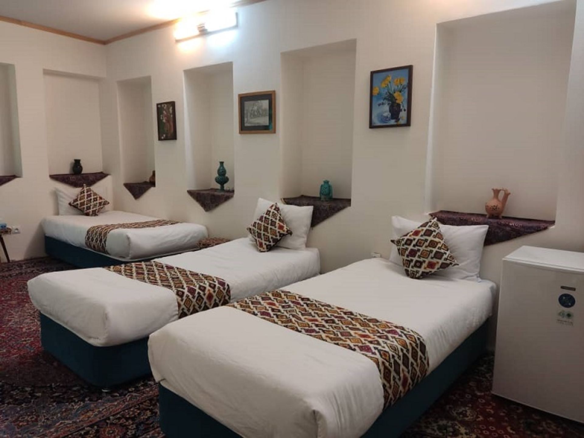 اتاق چهار تخته سحر در اقامتگاه لوتوس شیراز 