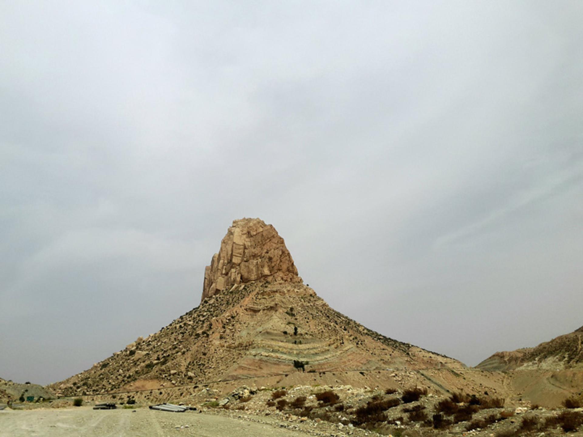 آسمان ابری و کوه پدری