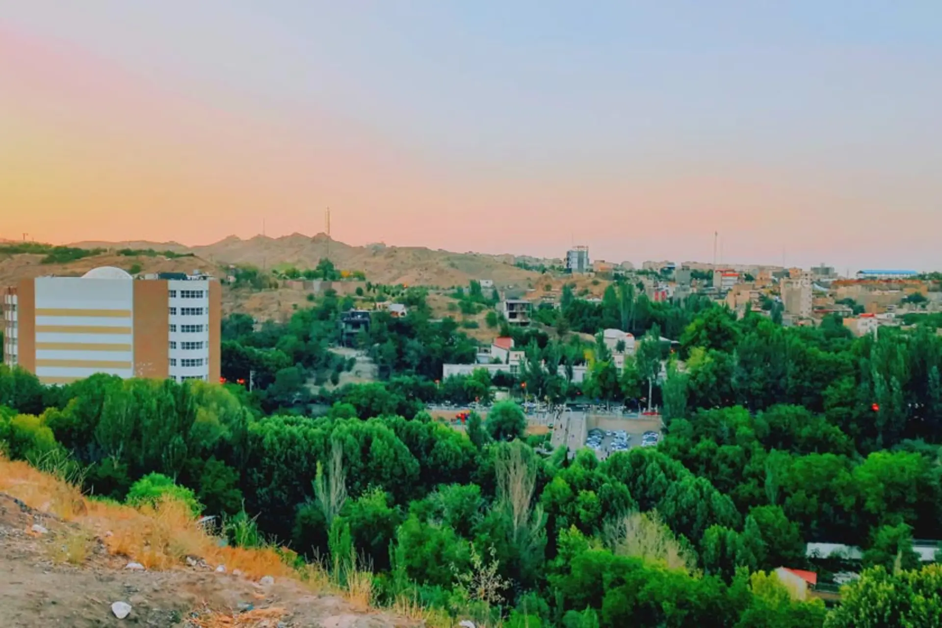 چشم‌اندازی از شهر طرقبه