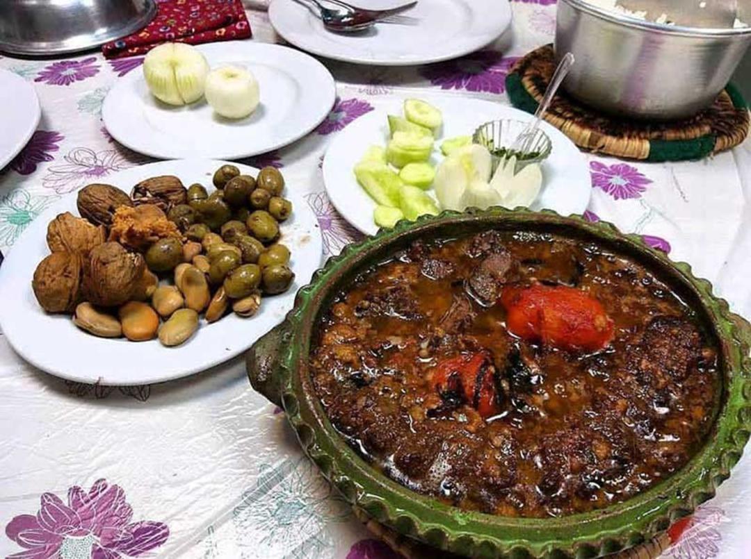 گمج کباب در کنار مخلفات گیلانی 