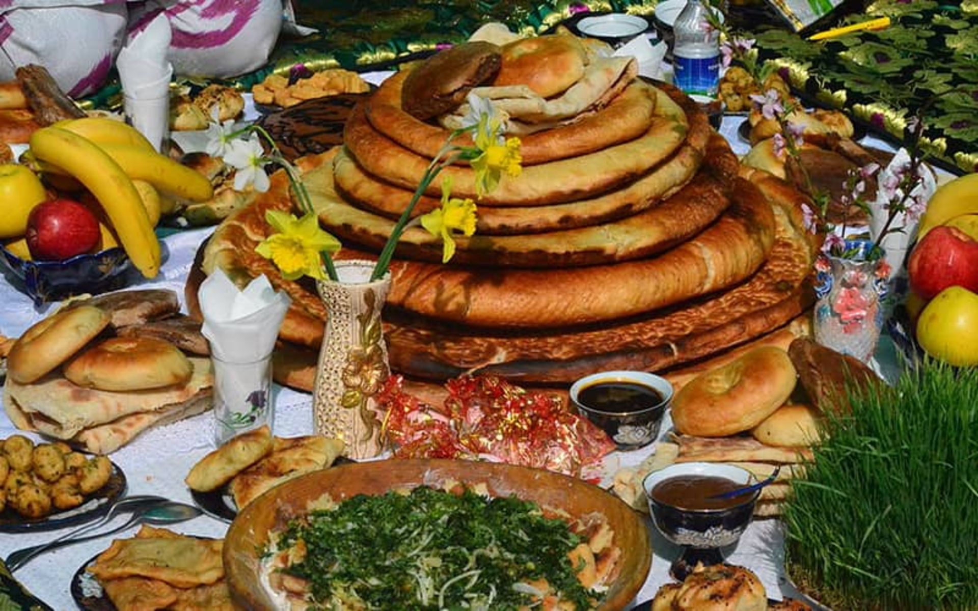 سفره نوروز با تعداد زیادی نان محلی