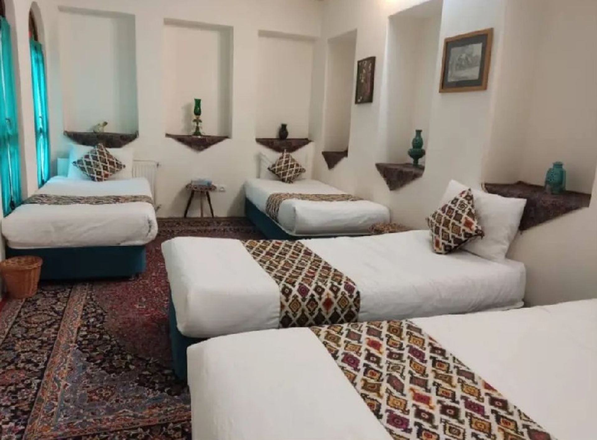 اتاق چهار تخته سحر در اقامتگاه سنتی لوتوس شیراز 