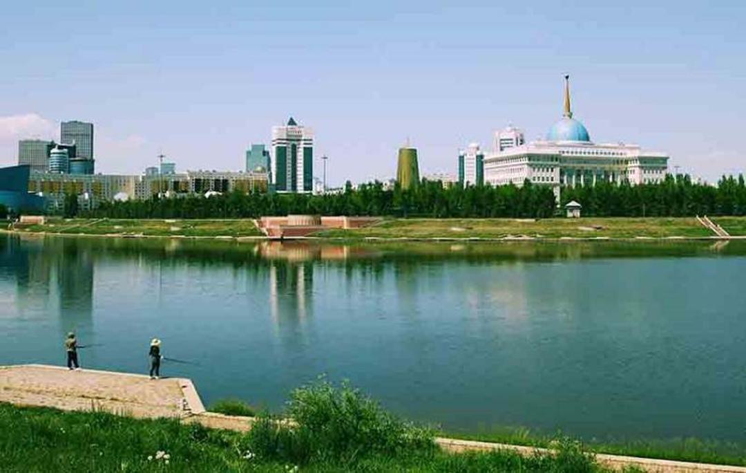 رودخانه ای در وسط شهری در قزاقستان