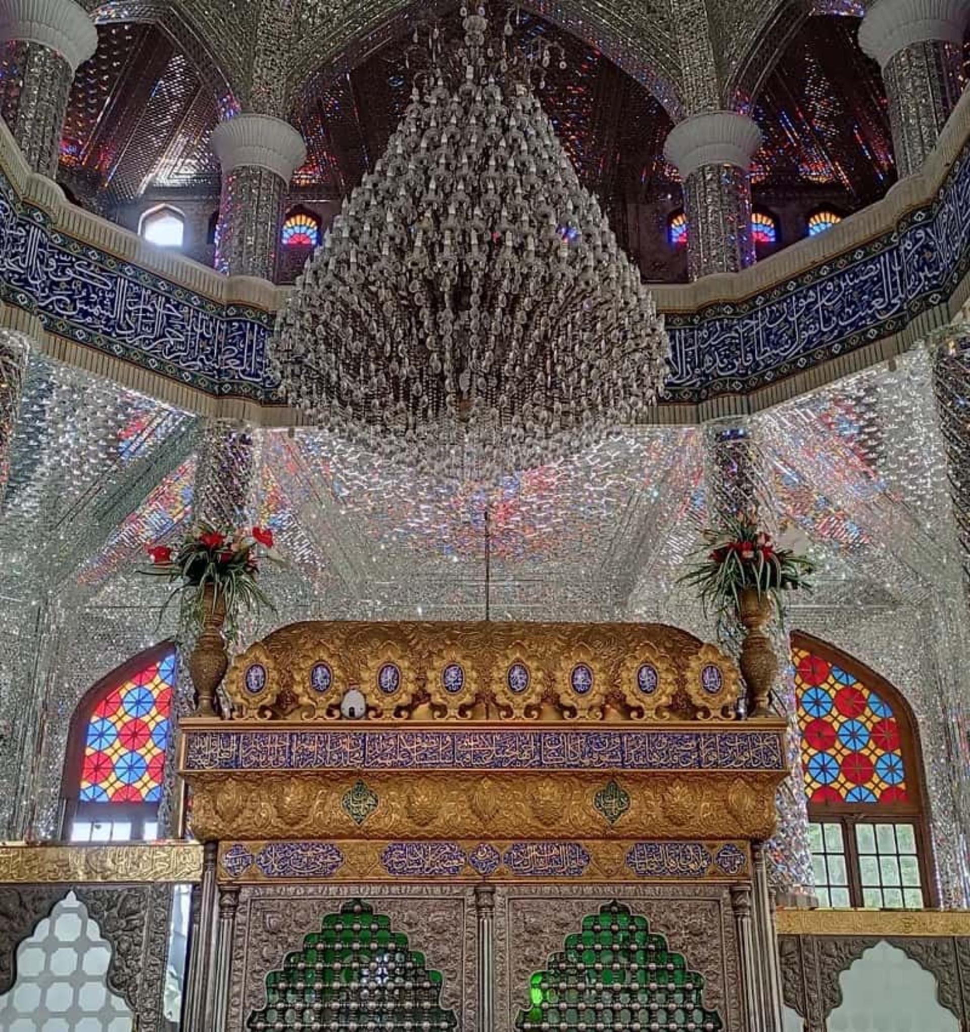 تزیینات آینه‌کاری بقعه امامزاده هاشم
