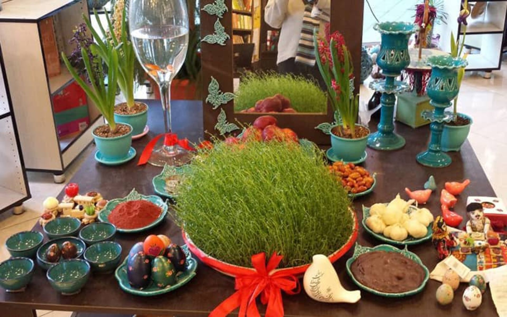 سفره هفت سین در ظروف سنتی