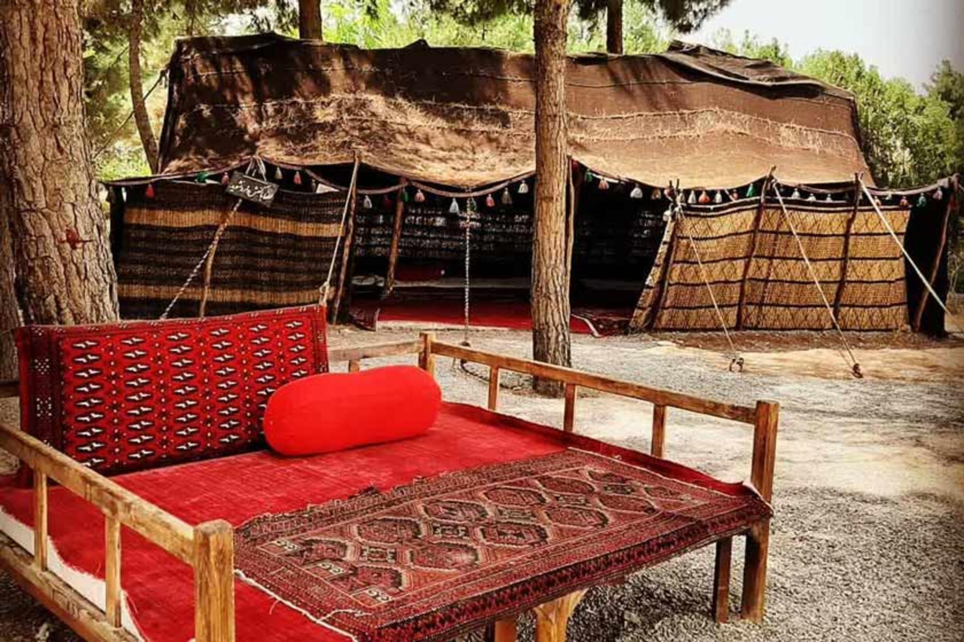 تخت‌های استراحت در مجموعه تفریحی گردشگری و گیاه شناسی باغ مشهد