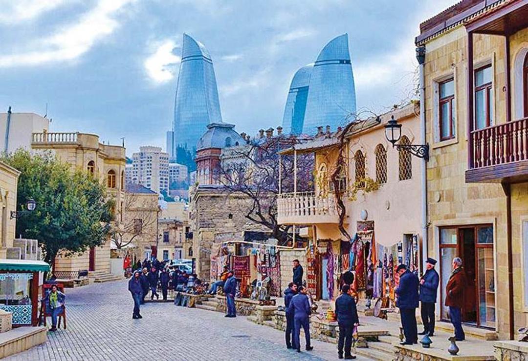 گردشگران در خیابان های جمهوری اذربایجان