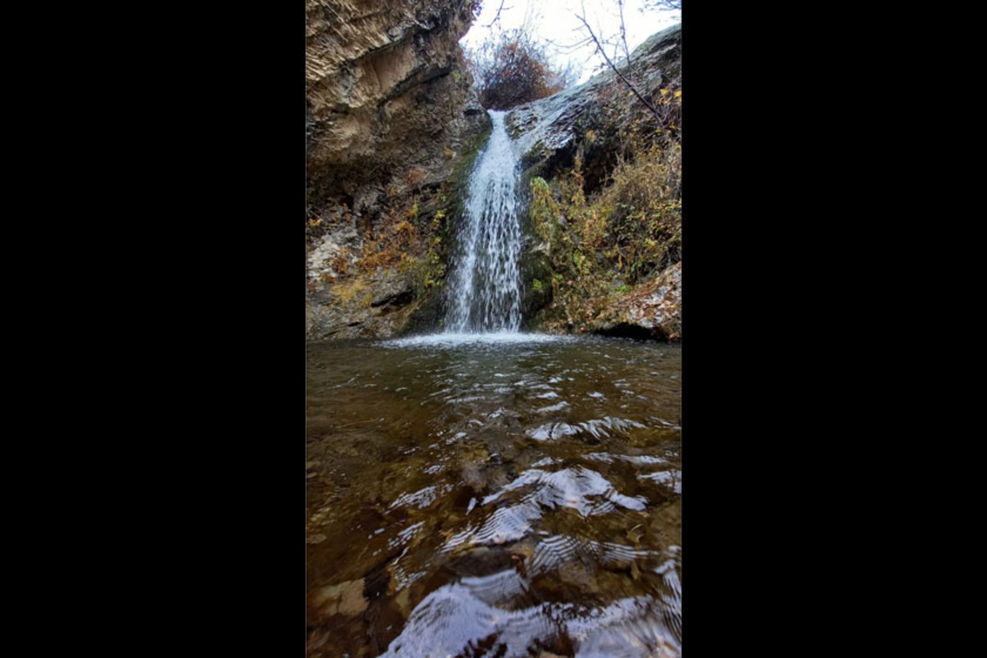 ریزش جریان آب در آبشار رندان