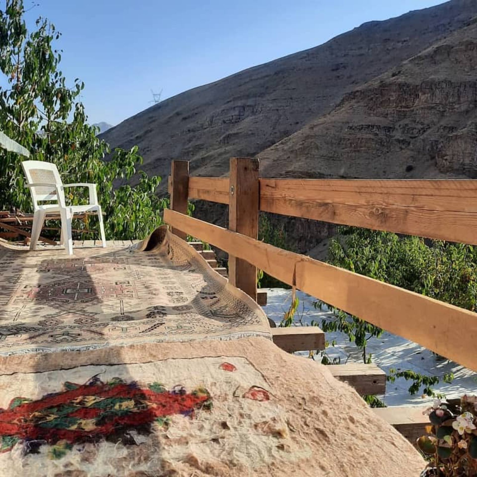 ایوان کلبه چوبی