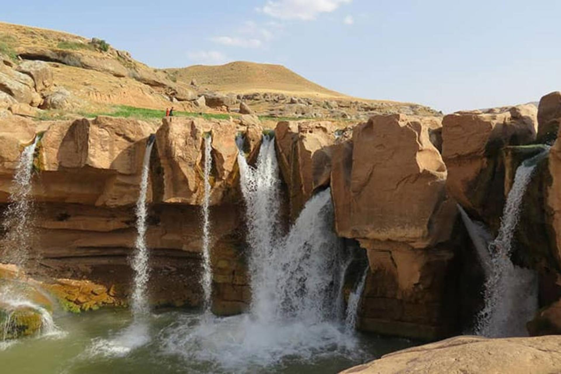 جریان خروشان آبشار افرینه