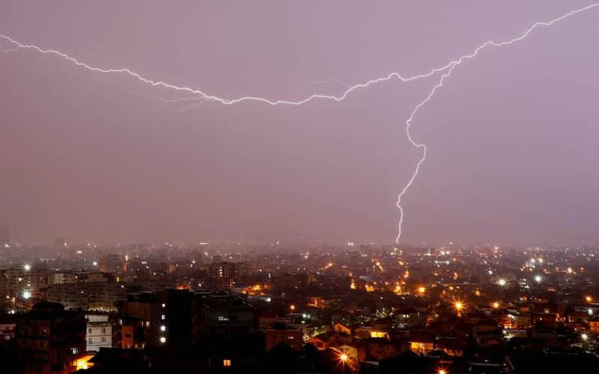 صاعقه در آسمان شهر