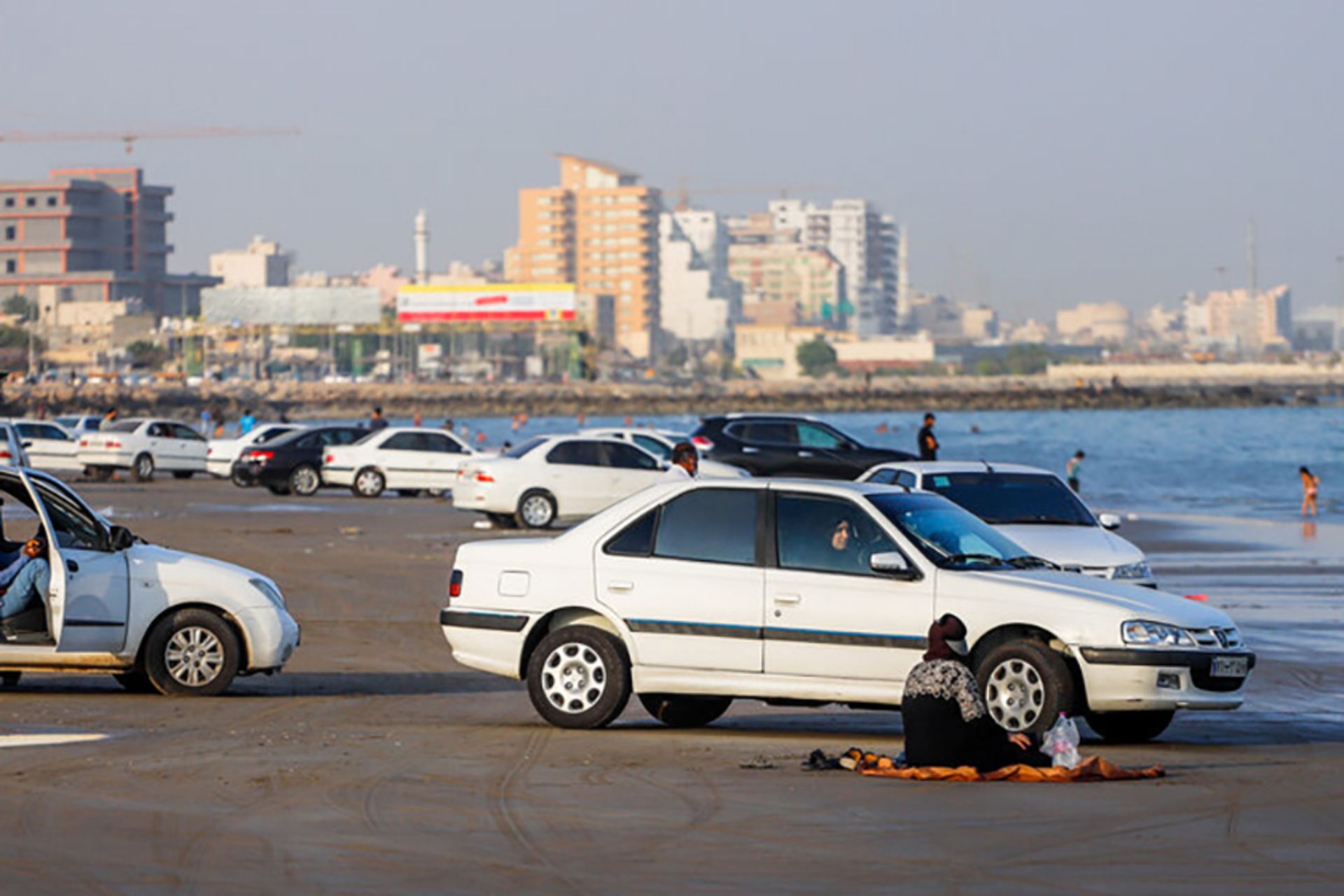 خودرو در ساحل چابهار