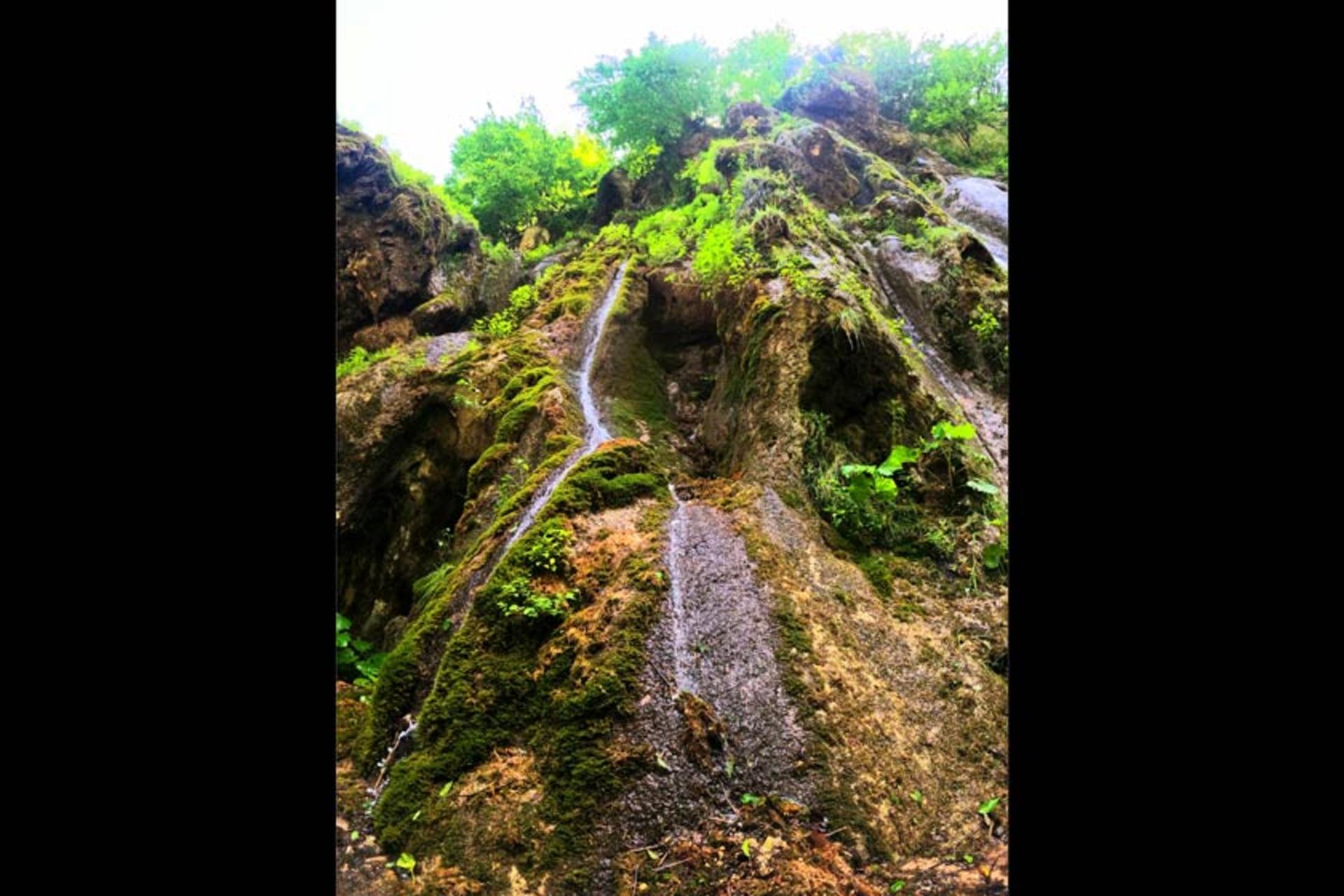 جریان آب آبشار باران کوه