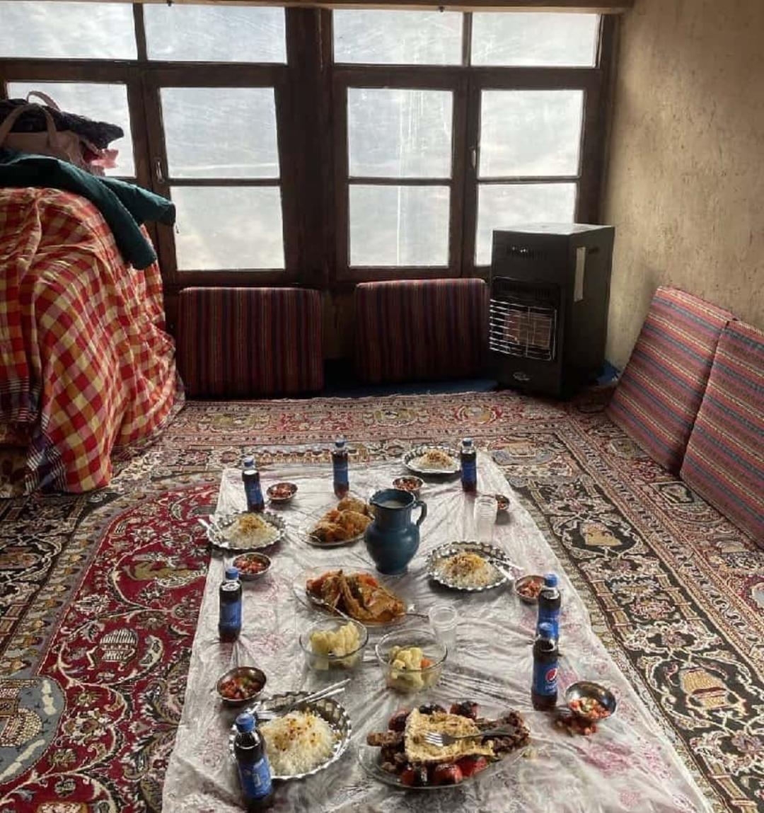 زرشک پلو با مرغ رستوران ارگ سنگی