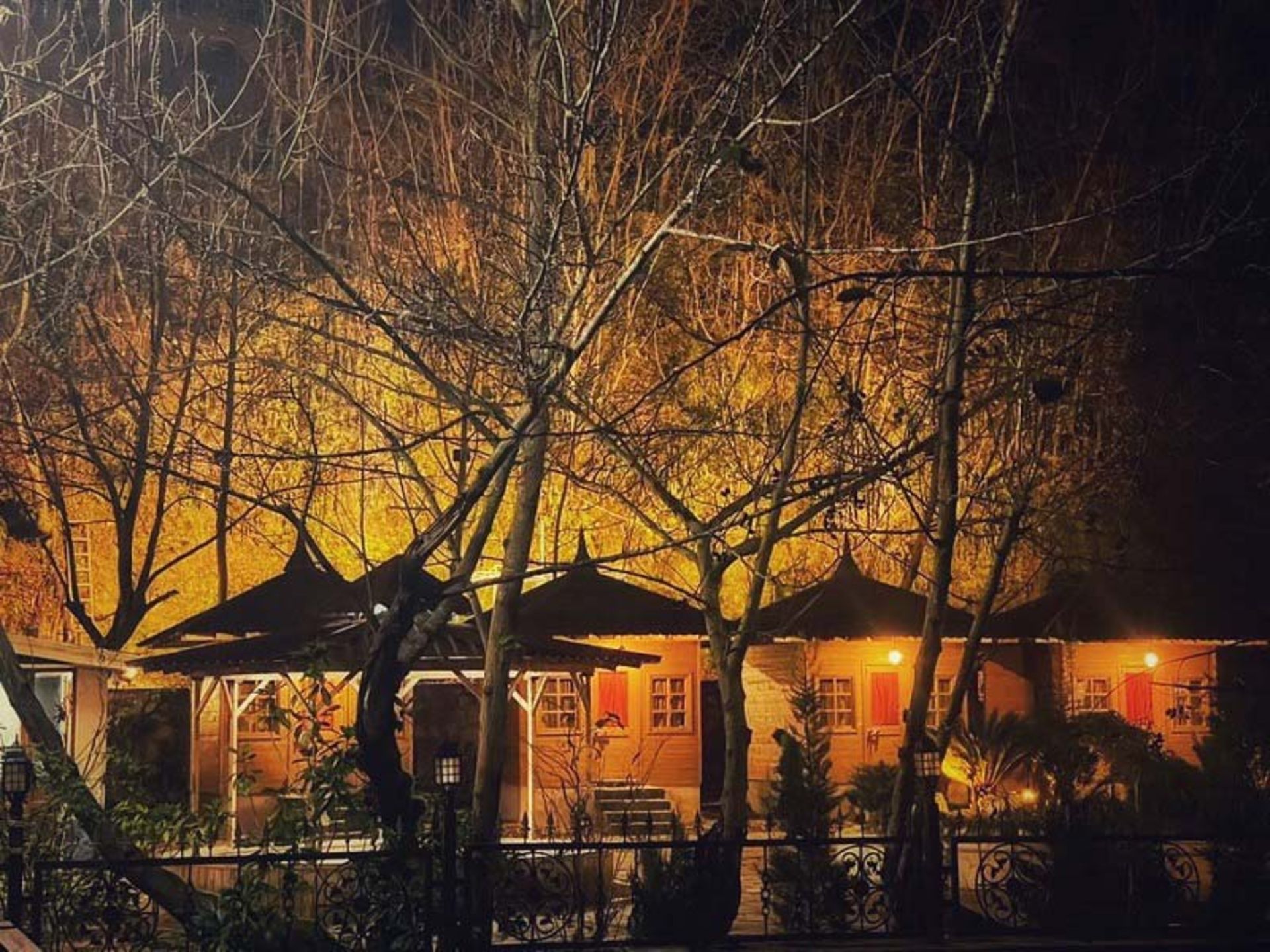 بوم گردی کیوتی کاتیج مازندران در شب