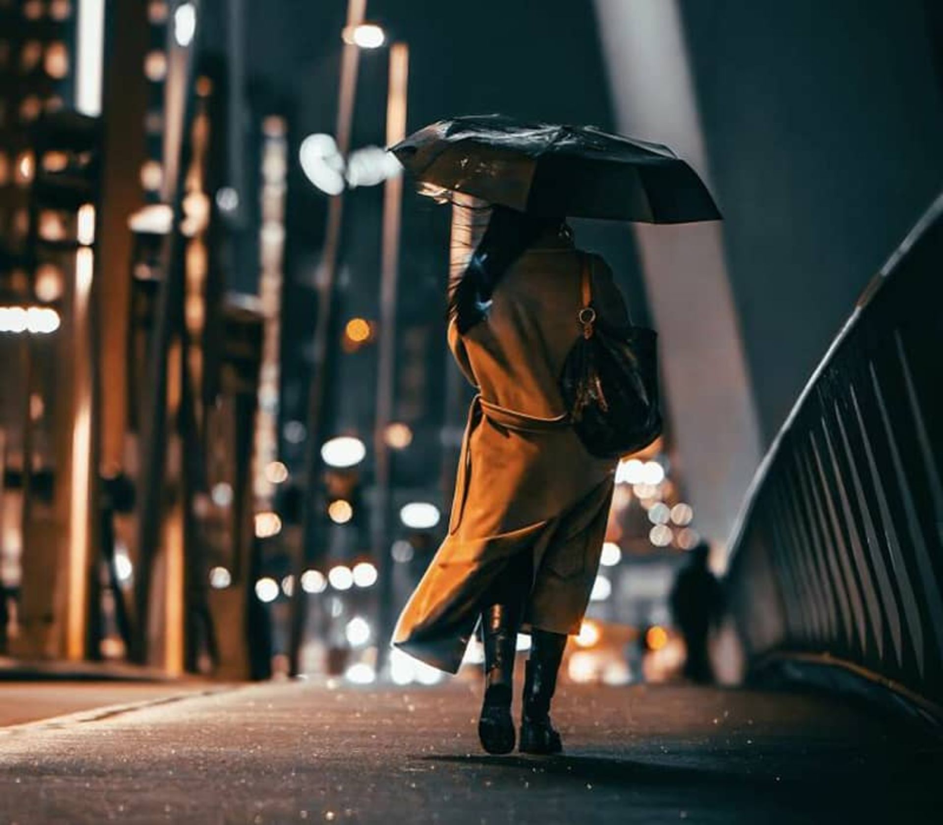 زنی در حال پیاده‌روی در خیابان