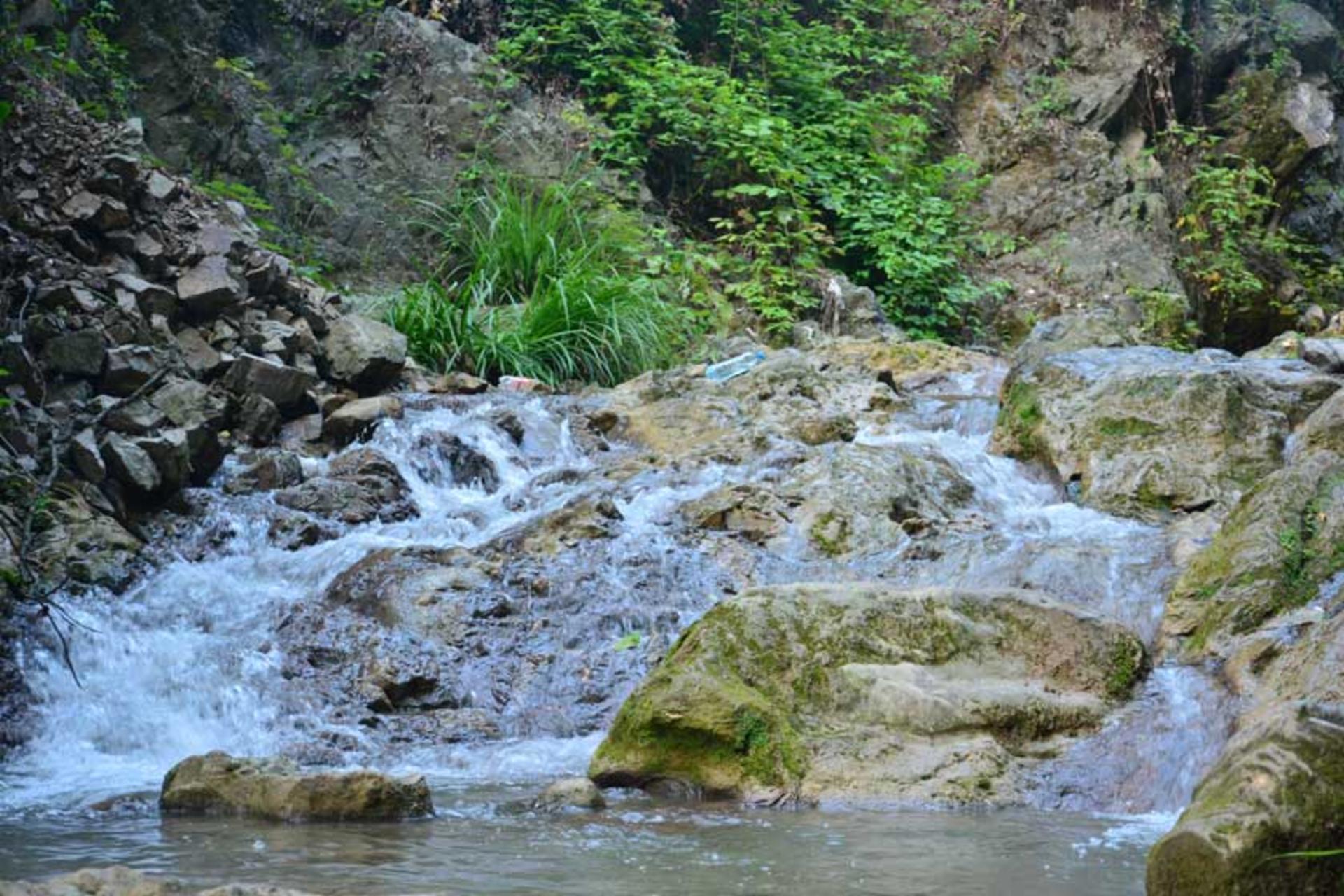 جریان پرخروش آب در آبشار کبودوال