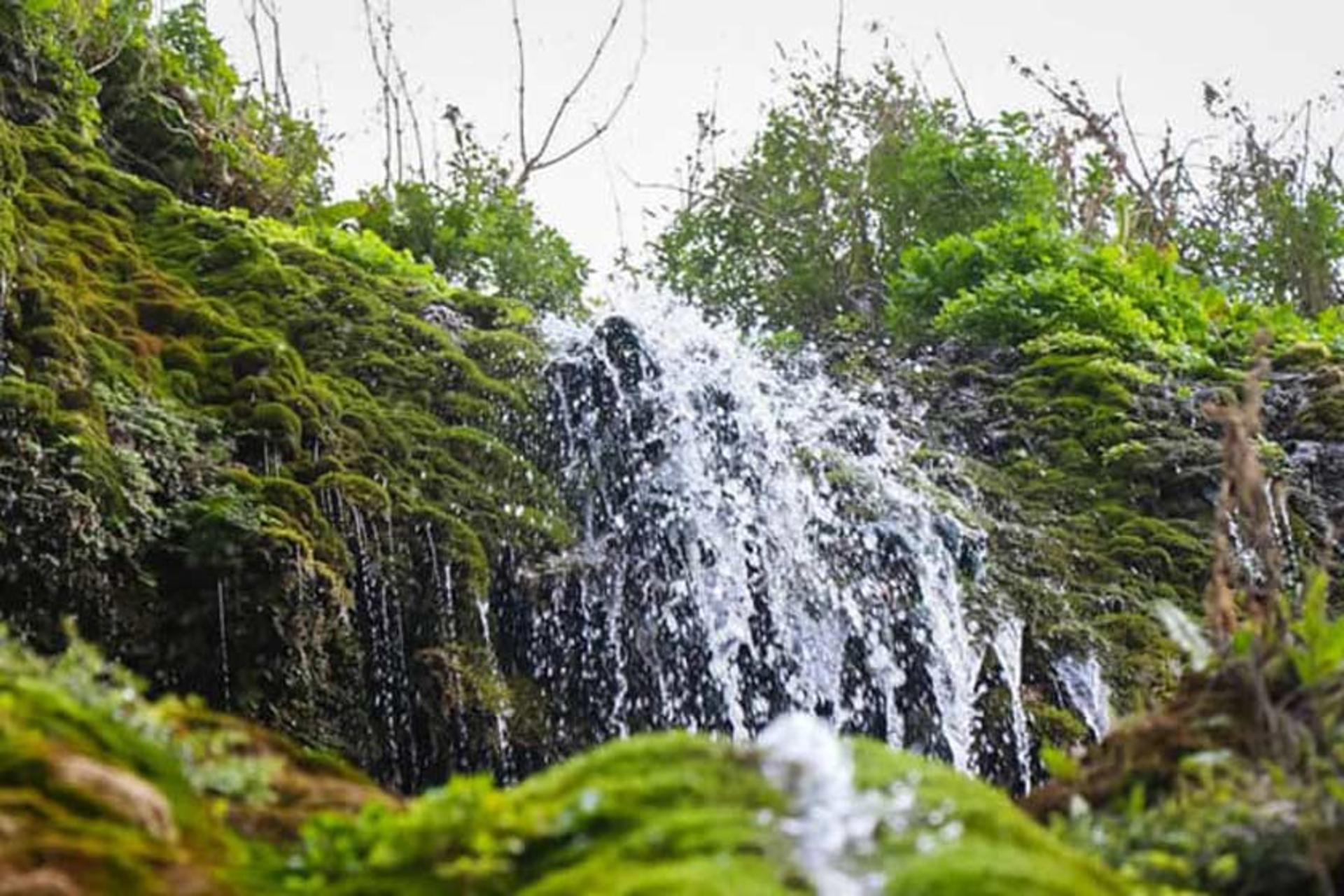 جریان خروشان در آبشار آسیاب خرابه