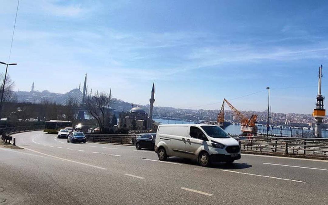 عبور جاده از کنار تنگه بسفر استانبول