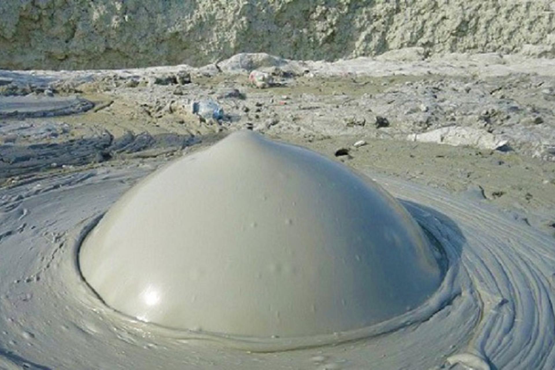 حباب گلی در گل فشان تنگ