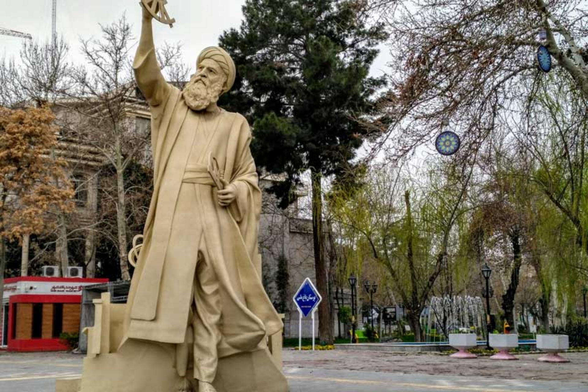 تندیس خواجه نصیرالدین توسی، دانشمند بزرگ در باغ ملی مشهد