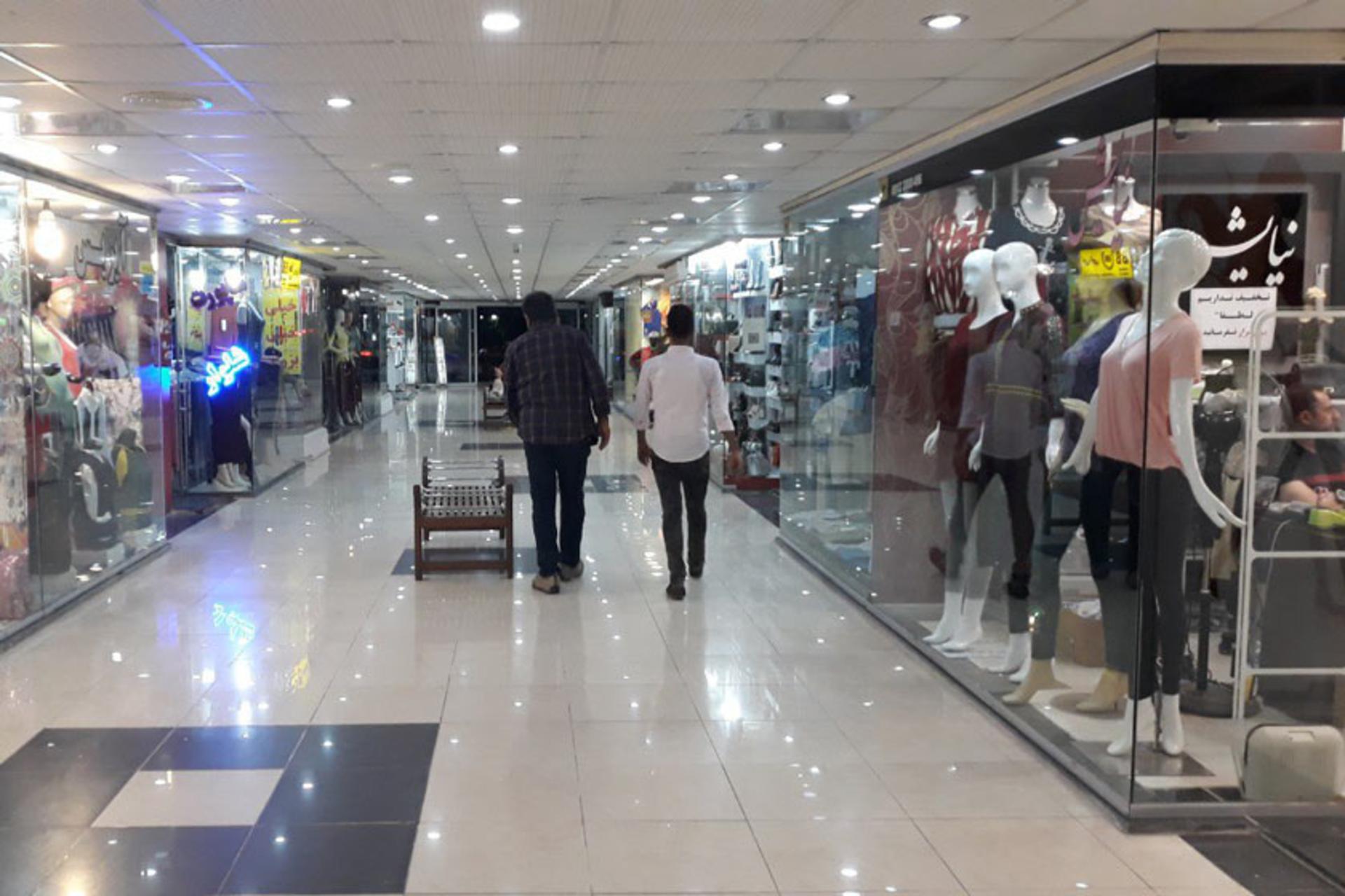 خریداران در مرکز خرید پردیس قشم
