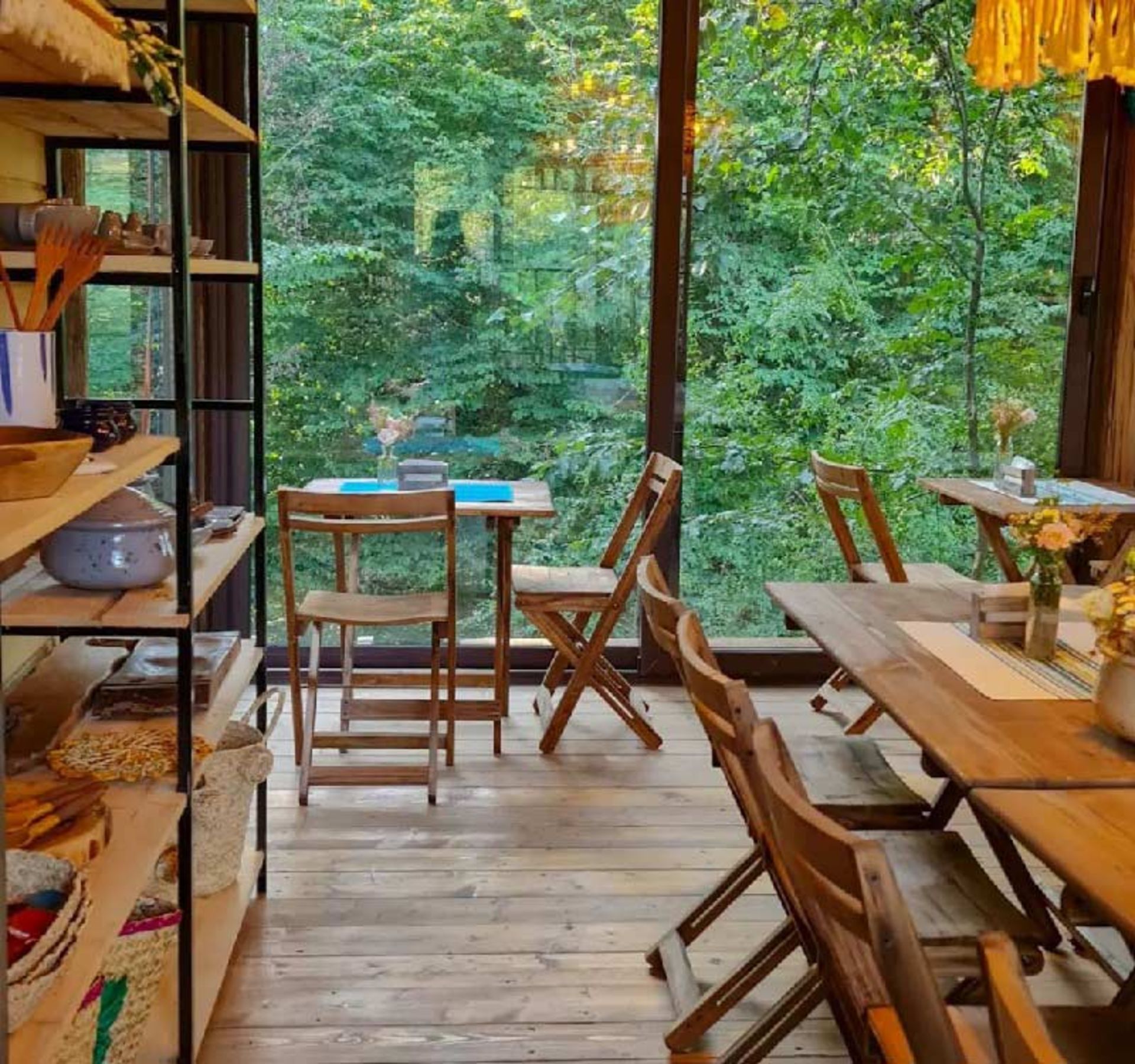 کافه گالری در بومگردی بهشت موشنگاه؛ منبع عکس: اینستاگرام paradise_cafegallery، عکاس: نامشخص