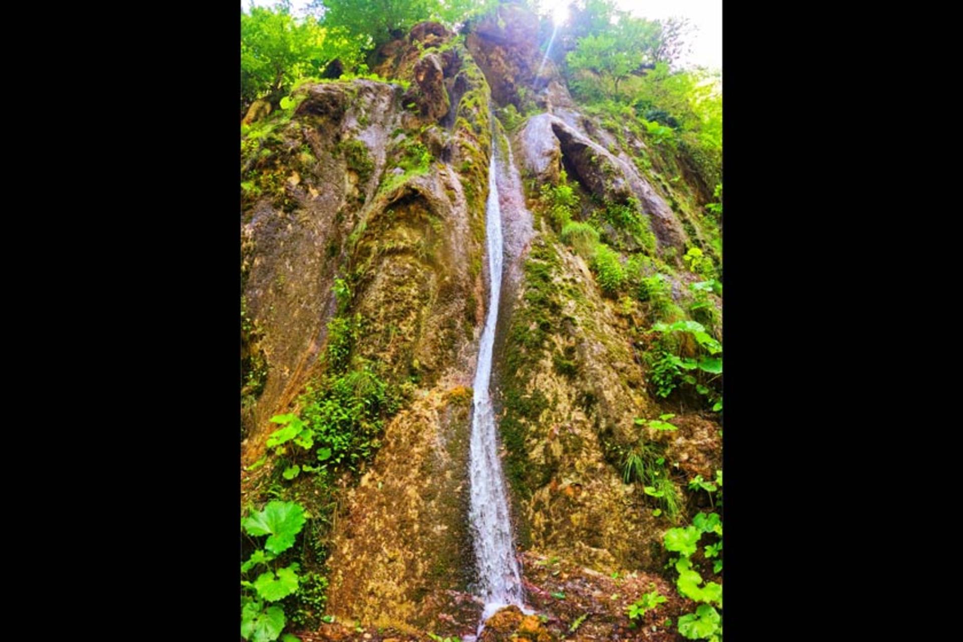 ریزش آب در آبشار باران کوه