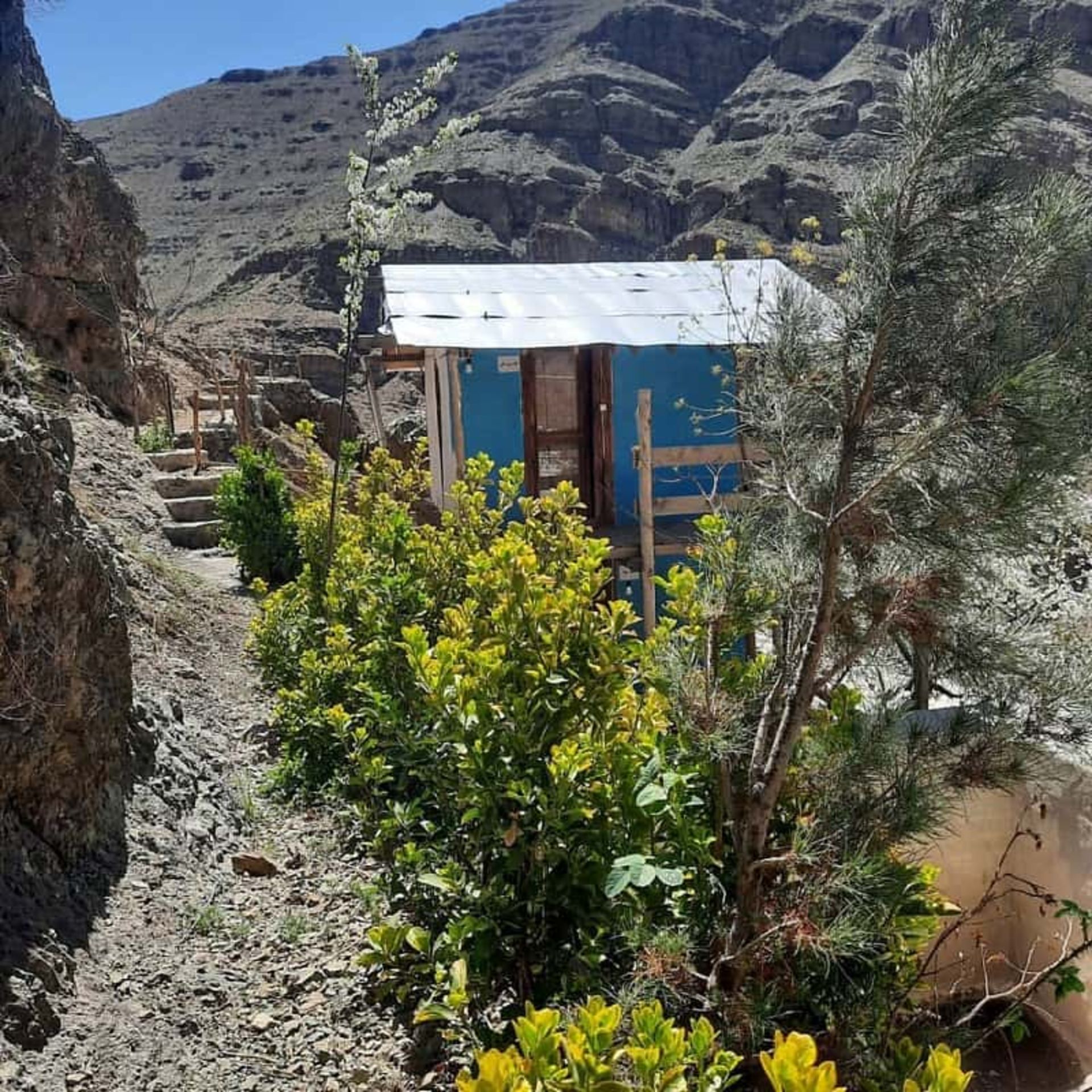 نمایی از کلبه چوبی آبی ارگ سنگی