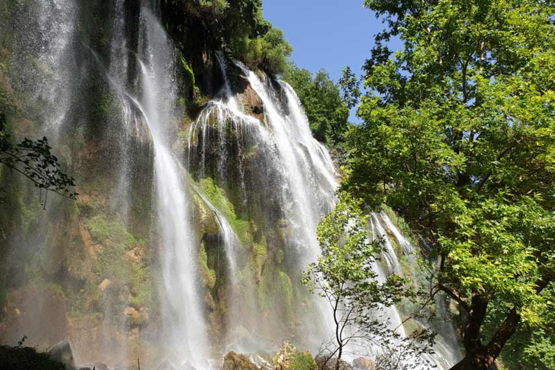 جریان خروشان آب در آبشار زرد لیمه
