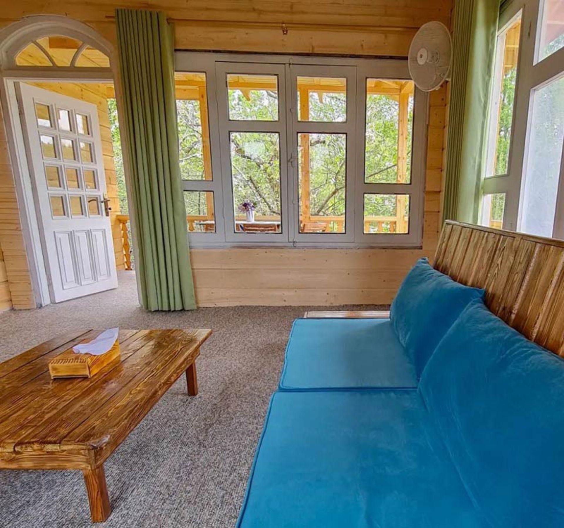 سالن نشیمن کلبه تی تی در بومگردی بهشت موشنگاه؛ منبع عکس: اینستاگرام paradise_ecolodge، عکاس: نامشخص
