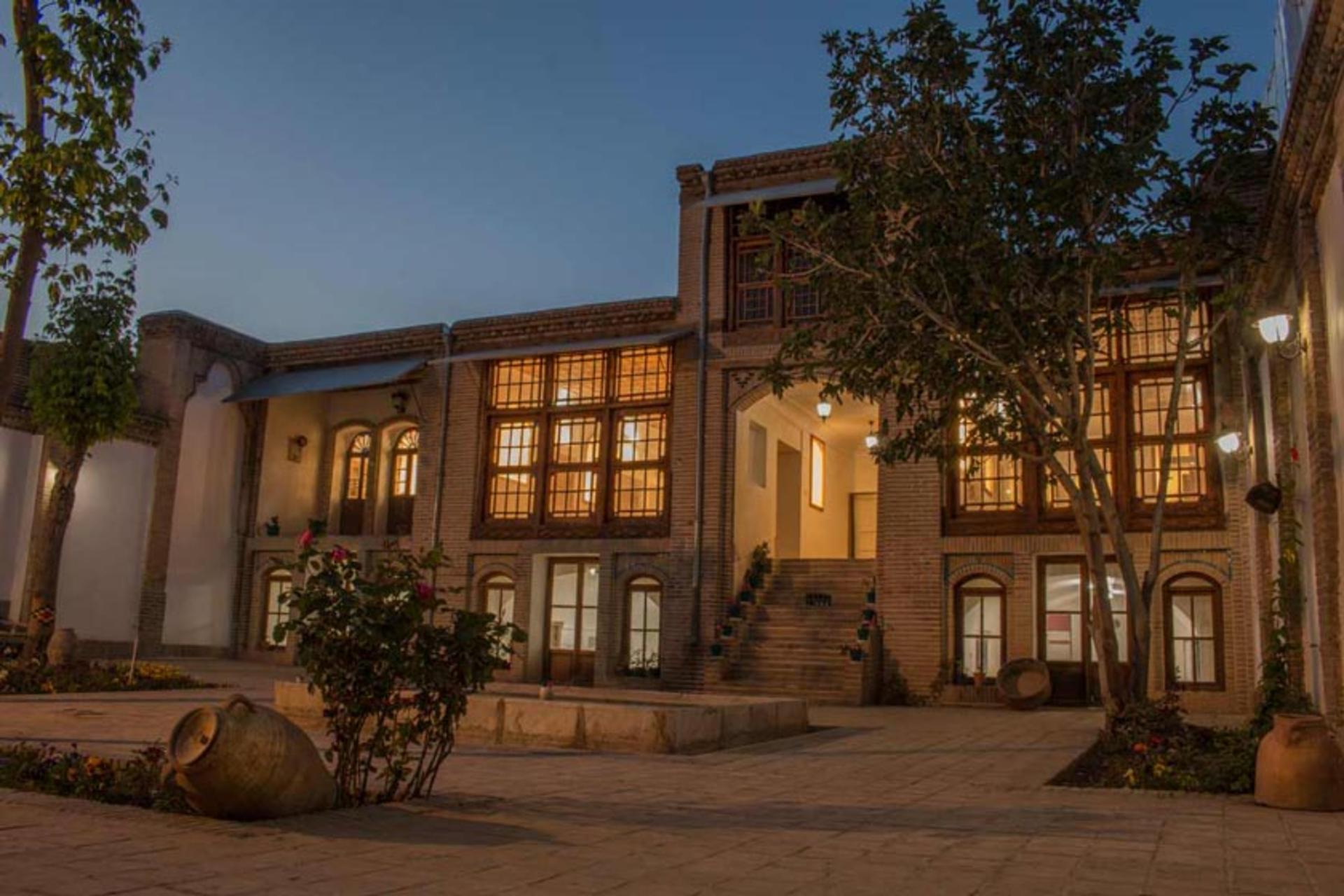 نمای بیرونی عمارت خانه بیرجندی