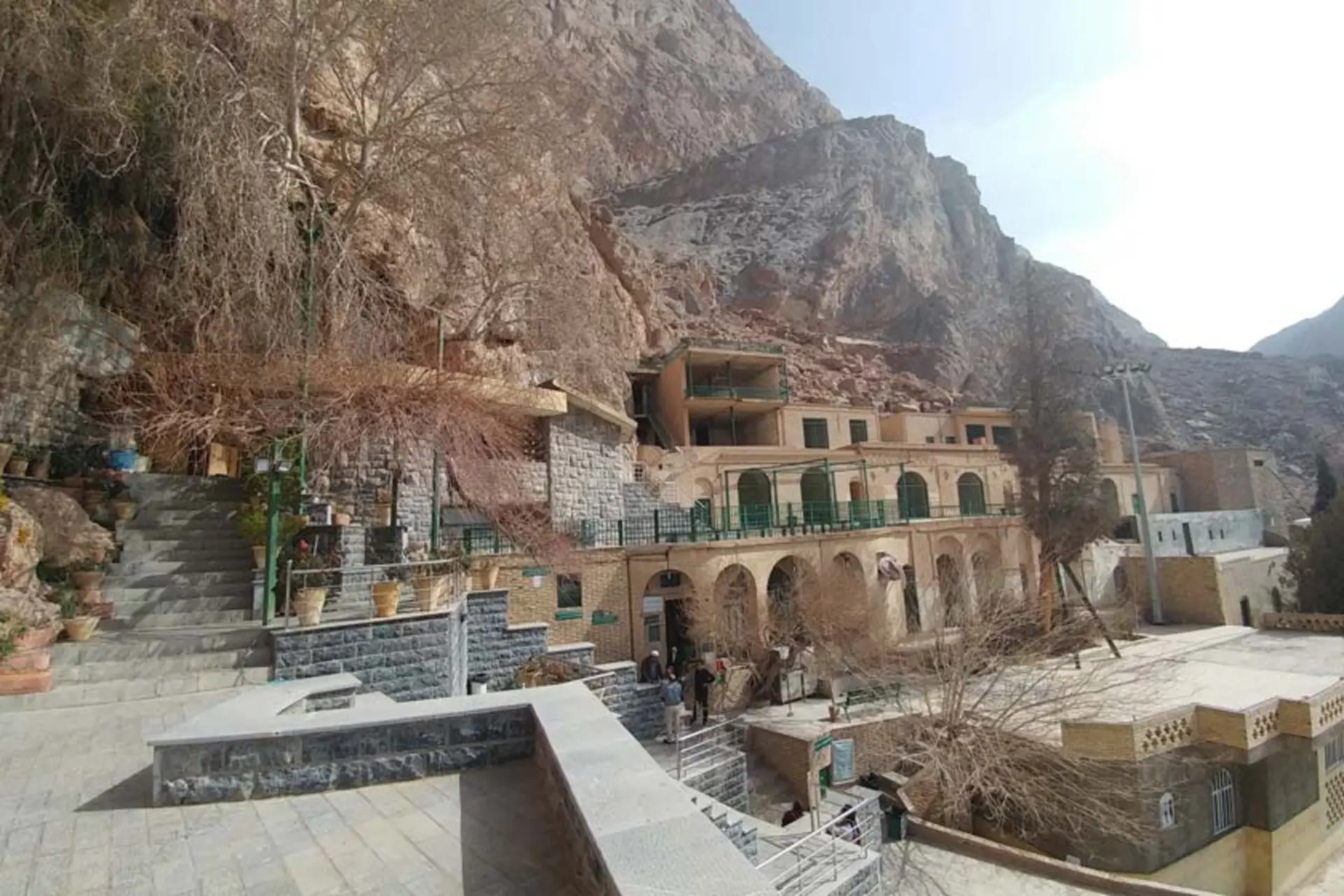 نمای بیرونی زیارتگاه چک چک