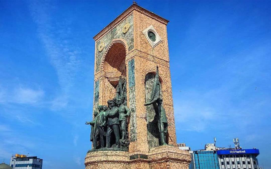 مجسمه های میدان تکسیم