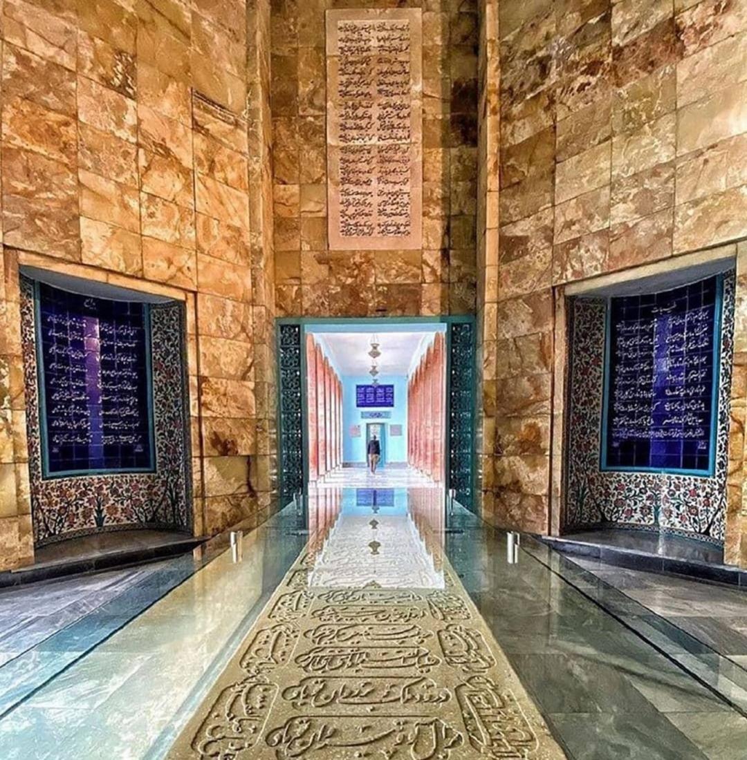 سنگ قبر سعدی در آرامگاه سعدی