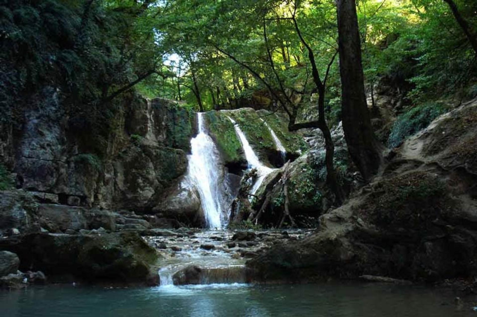 امتداد مسیر آب آبشار لاتون
