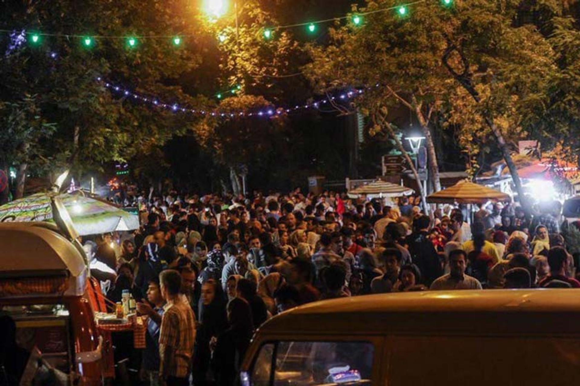 دکه‌های فروش غذا در خیابان سی تیر
