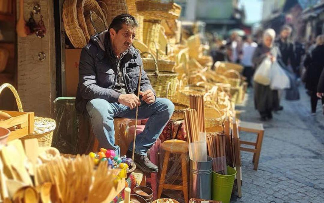 فروشنده ای در جلوی مغازه اش در ترکیه