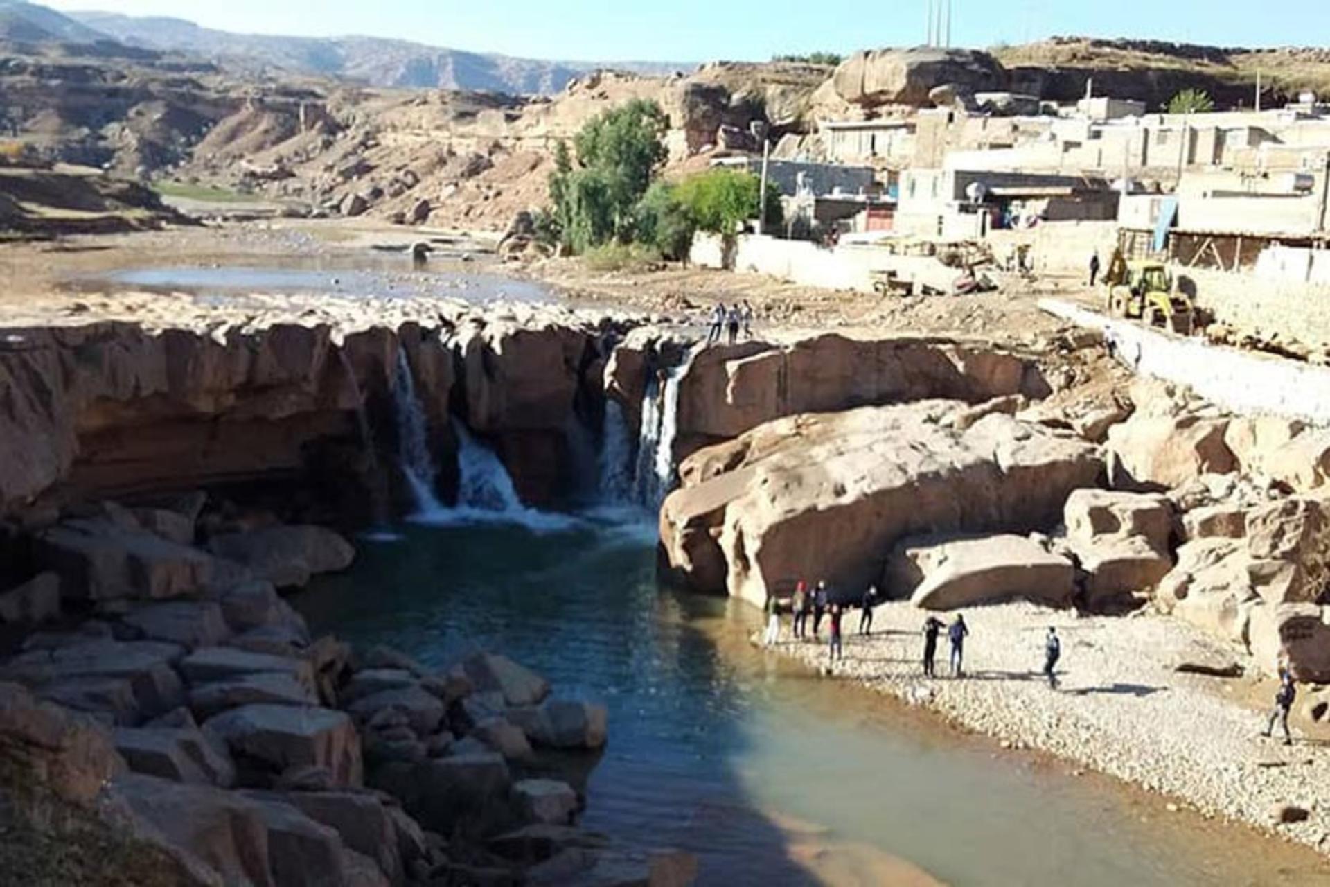 دورنمایی از آبشار افرینه