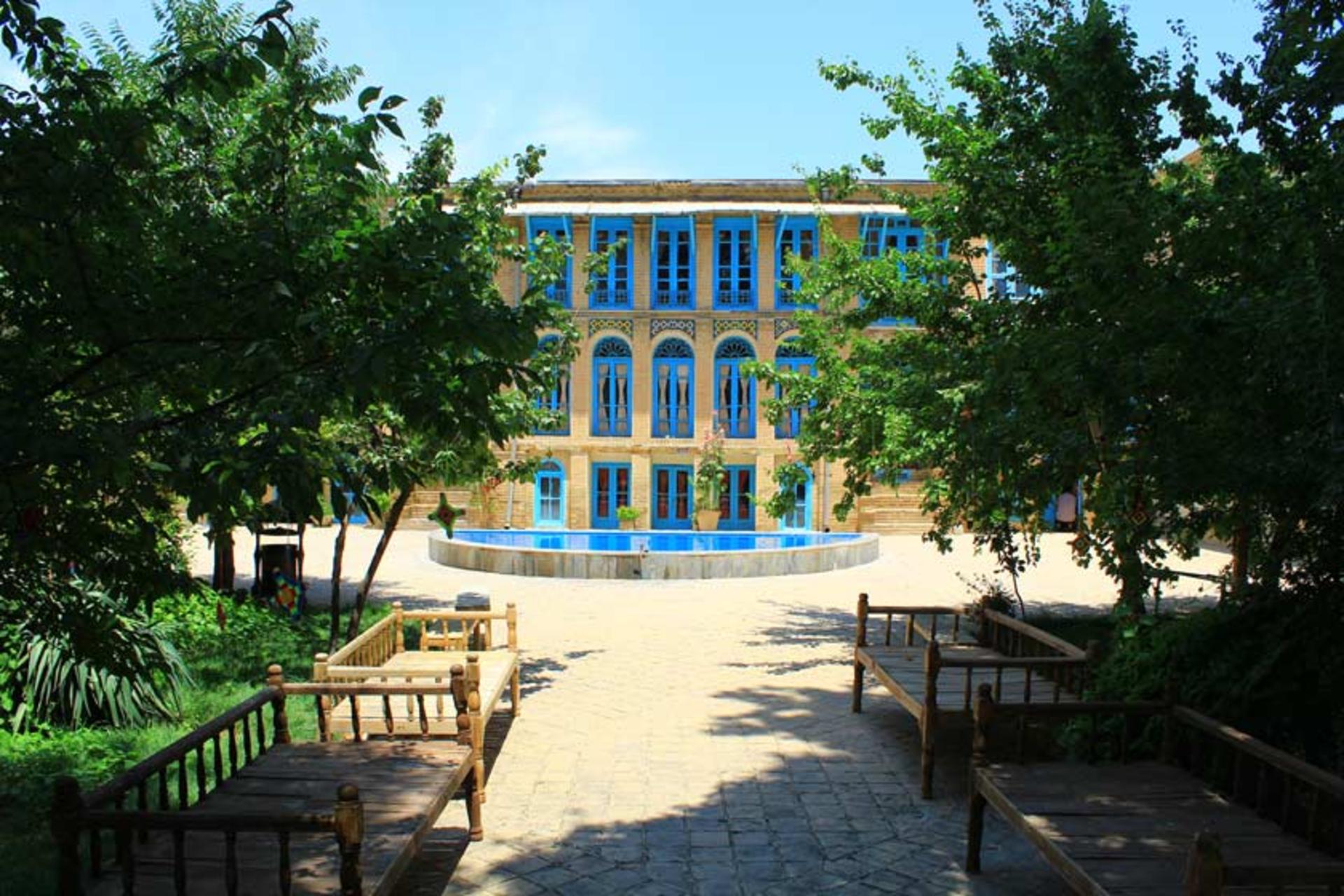 حیاط خانه کمال‌الدین نبوی طباطبائی