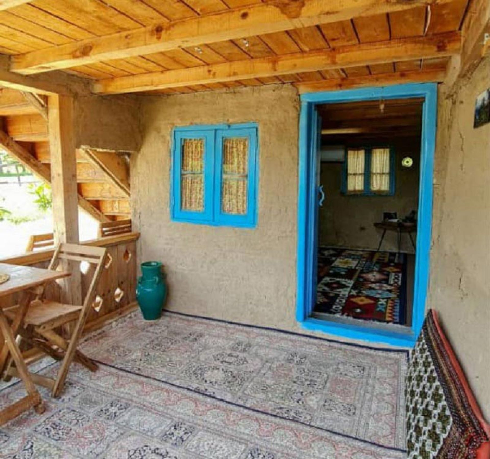 ایوان اتاق توکا در بومگردی بهشت موشنگاه؛ منبع عکس: paradise.iibooking.com، عکاس: ناشناس