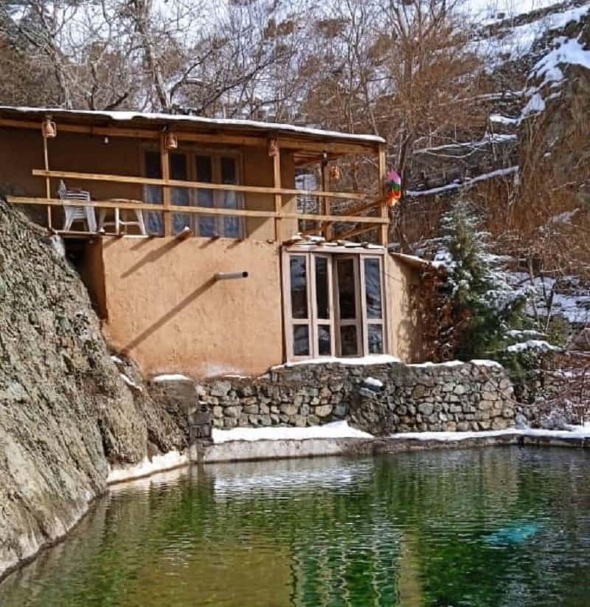 کلبه کاهگلی رو به استخر