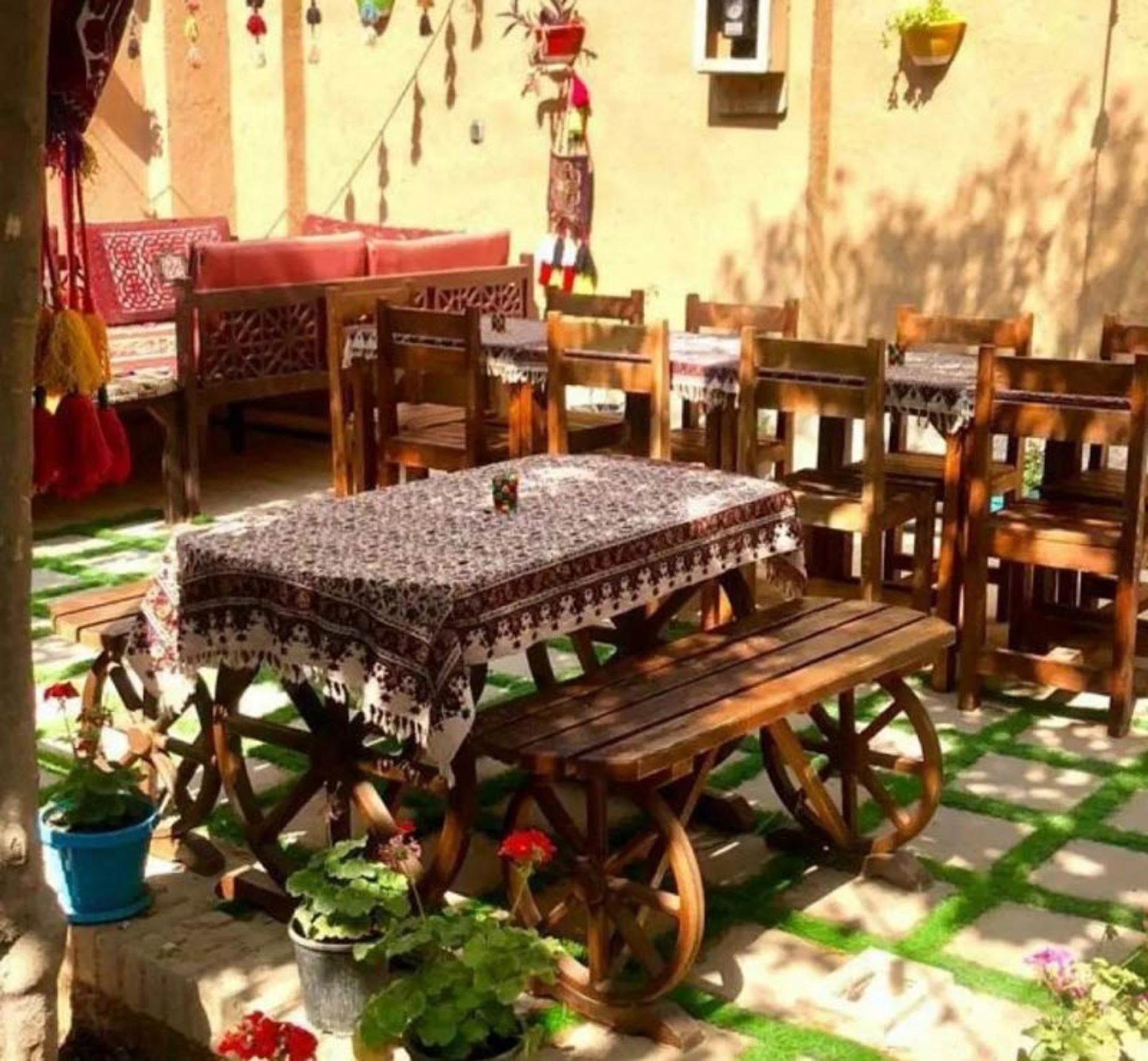 حیاط اقامتگاه بومگردی ترنجستان