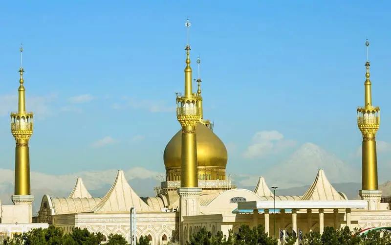نمای گنبد طلایی و گلدسته ها در حرم امام خمینی از دور